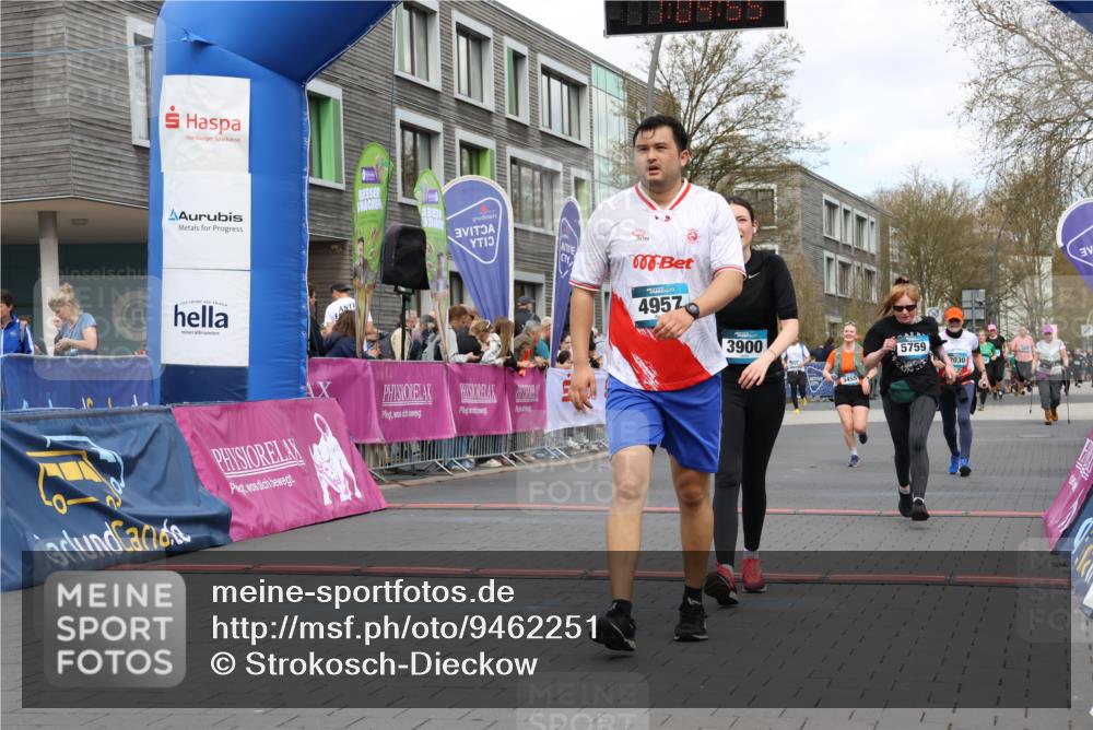 12.04.2026 - 45. Internationalen Wilhelmsburger Insellauf Strokosch-Dieckow http://msf.ph/oto/9462251 12.04.2026 13:17:55 Ziel 4957, 3900, 5759, 2030, 3199, 3453, 3455 meine-sportfotos.de