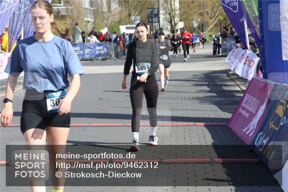 12.04.2026 - 45. Internationalen Wilhelmsburger Insellauf Strokosch-Dieckow http://msf.ph/oto/9462312 12.04.2026 11:10:34 Ziel 3077, 5651, 5851 meine-sportfotos.de