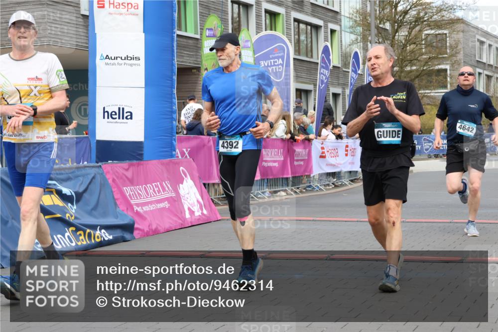 12.04.2026 - 45. Internationalen Wilhelmsburger Insellauf Strokosch-Dieckow http://msf.ph/oto/9462314 12.04.2026 13:17:49 Ziel 2571, 5001, 5532, 4392, 4642, 4957, 3900 meine-sportfotos.de