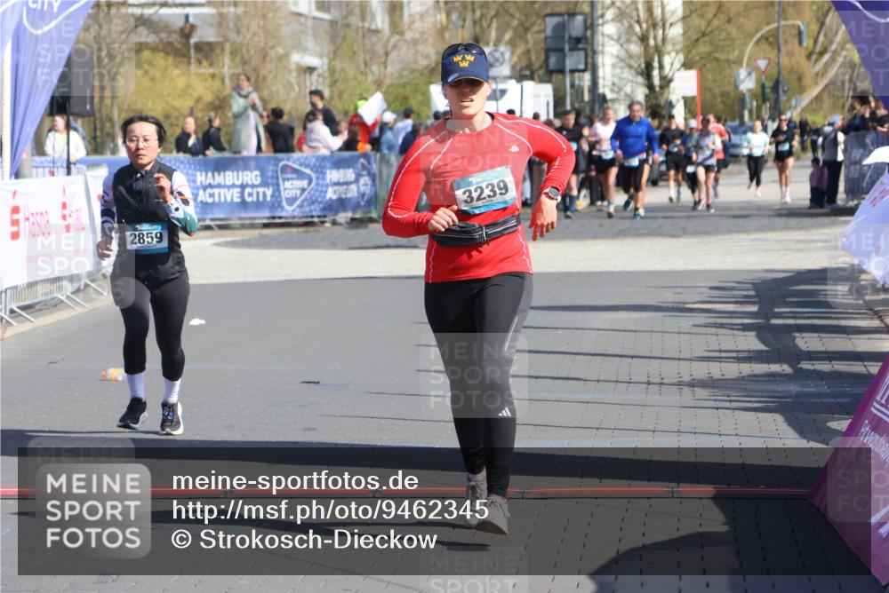 12.04.2026 - 45. Internationalen Wilhelmsburger Insellauf Strokosch-Dieckow http://msf.ph/oto/9462345 12.04.2026 11:10:45 Ziel 2528, 3239, 2859 meine-sportfotos.de