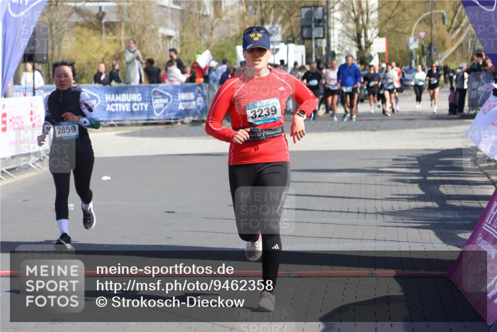 12.04.2026 - 45. Internationalen Wilhelmsburger Insellauf Strokosch-Dieckow http://msf.ph/oto/9462358 12.04.2026 11:10:45 Ziel 2528, 3239, 2859 meine-sportfotos.de