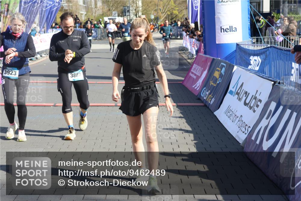 12.04.2026 - 45. Internationalen Wilhelmsburger Insellauf Strokosch-Dieckow http://msf.ph/oto/9462489 12.04.2026 10:52:39 Ziel 3366, 3923, 3887, 3102 meine-sportfotos.de