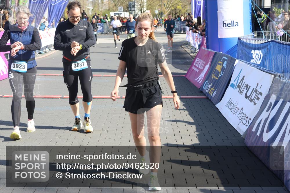 12.04.2026 - 45. Internationalen Wilhelmsburger Insellauf Strokosch-Dieckow http://msf.ph/oto/9462520 12.04.2026 10:52:39 Ziel 3366, 3923, 3887, 3102 meine-sportfotos.de