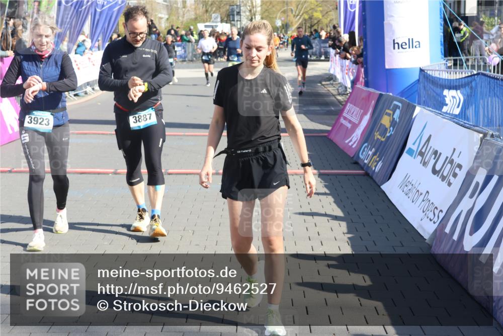 12.04.2026 - 45. Internationalen Wilhelmsburger Insellauf Strokosch-Dieckow http://msf.ph/oto/9462527 12.04.2026 10:52:39 Ziel 3366, 3923, 3887, 3102 meine-sportfotos.de