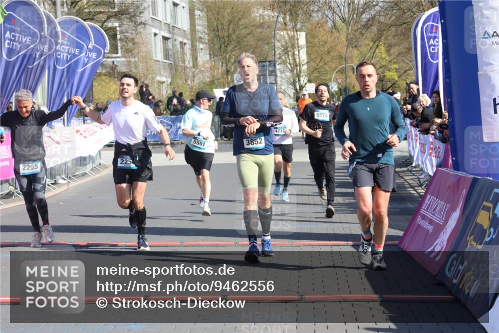 12.04.2026 - 45. Internationalen Wilhelmsburger Insellauf Strokosch-Dieckow http://msf.ph/oto/9462556 12.04.2026 10:52:44 Ziel 3852, 2239, 2256, 2255, 5501, 5574, 4710 meine-sportfotos.de