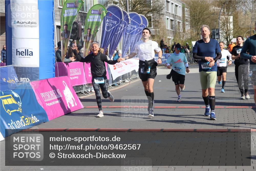 12.04.2026 - 45. Internationalen Wilhelmsburger Insellauf Strokosch-Dieckow http://msf.ph/oto/9462567 12.04.2026 10:52:44 Ziel 3852, 2239, 2256, 2255, 5501, 5574, 4710 meine-sportfotos.de