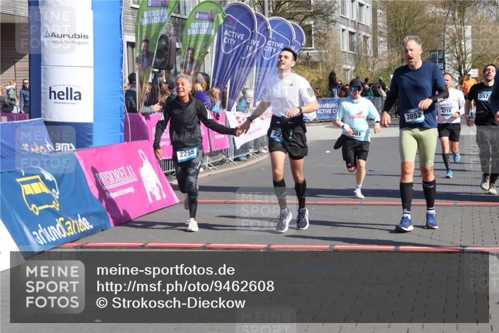 12.04.2026 - 45. Internationalen Wilhelmsburger Insellauf Strokosch-Dieckow http://msf.ph/oto/9462608 12.04.2026 10:52:45 Ziel 3852, 2239, 2256, 2255, 5501, 5574, 4710 meine-sportfotos.de