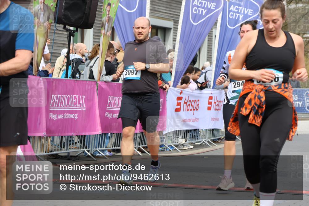 12.04.2026 - 45. Internationalen Wilhelmsburger Insellauf Strokosch-Dieckow http://msf.ph/oto/9462613 12.04.2026 13:17:28 Ziel 4752, 3886, 3097, 2942, 3575 meine-sportfotos.de