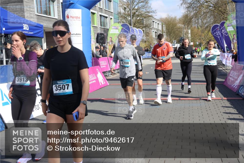 12.04.2026 - 45. Internationalen Wilhelmsburger Insellauf Strokosch-Dieckow http://msf.ph/oto/9462617 12.04.2026 11:11:12 Ziel 3913, 2208, 2539, 2513, 2590, 2576 meine-sportfotos.de