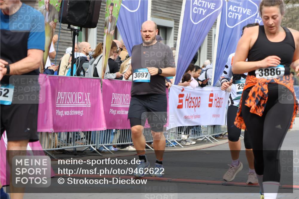 12.04.2026 - 45. Internationalen Wilhelmsburger Insellauf Strokosch-Dieckow http://msf.ph/oto/9462622 12.04.2026 13:17:28 Ziel 4752, 3886, 3097, 2942, 3575 meine-sportfotos.de