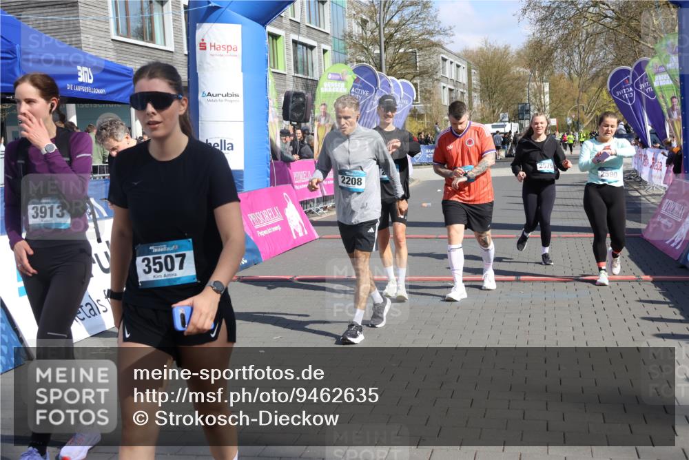 12.04.2026 - 45. Internationalen Wilhelmsburger Insellauf Strokosch-Dieckow http://msf.ph/oto/9462635 12.04.2026 11:11:12 Ziel 3913, 2208, 2539, 2513, 2590, 2576 meine-sportfotos.de