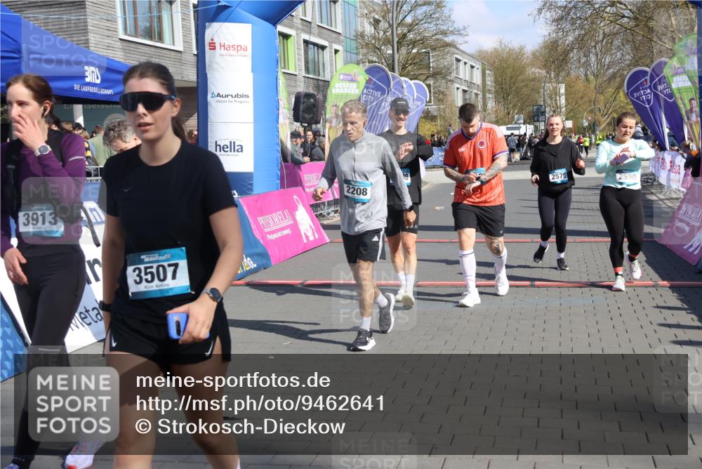 12.04.2026 - 45. Internationalen Wilhelmsburger Insellauf Strokosch-Dieckow http://msf.ph/oto/9462641 12.04.2026 11:11:12 Ziel 3913, 2208, 2539, 2513, 2590, 2576 meine-sportfotos.de