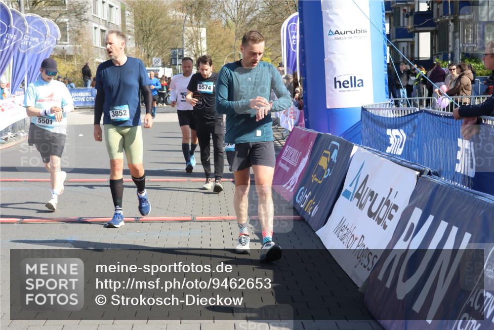 12.04.2026 - 45. Internationalen Wilhelmsburger Insellauf Strokosch-Dieckow http://msf.ph/oto/9462653 12.04.2026 10:52:46 Ziel 3852, 2239, 2256, 2255, 5501, 5574, 4710 meine-sportfotos.de