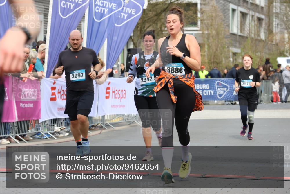 12.04.2026 - 45. Internationalen Wilhelmsburger Insellauf Strokosch-Dieckow http://msf.ph/oto/9462654 12.04.2026 13:17:27 Ziel 3040, 4752, 3886, 3097, 2942, 3575 meine-sportfotos.de