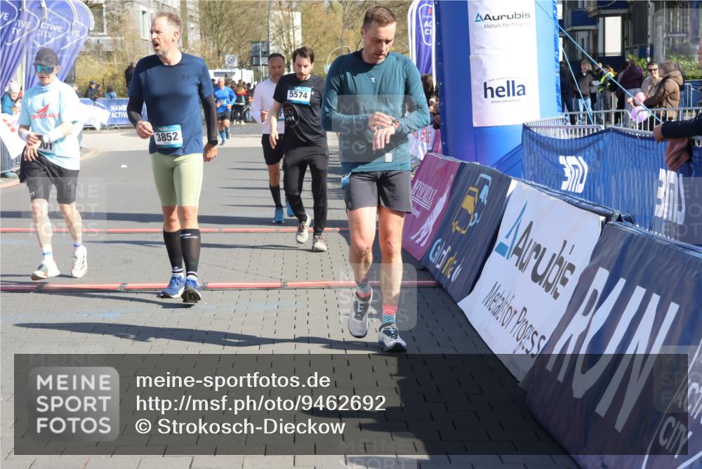 12.04.2026 - 45. Internationalen Wilhelmsburger Insellauf Strokosch-Dieckow http://msf.ph/oto/9462692 12.04.2026 10:52:46 Ziel 3852, 2239, 2256, 2255, 5501, 5574, 4710 meine-sportfotos.de