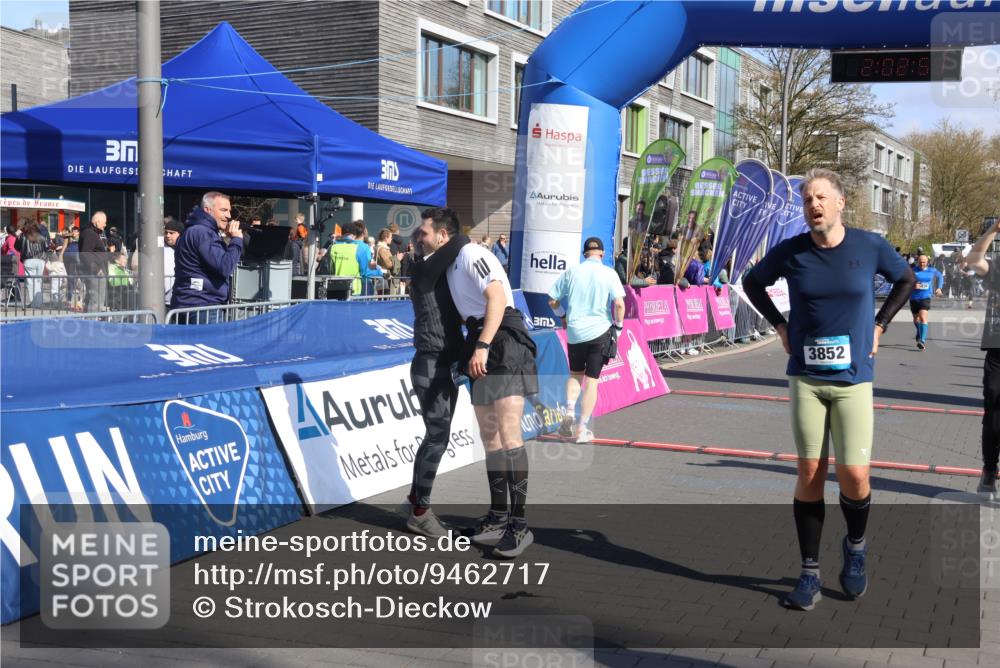 12.04.2026 - 45. Internationalen Wilhelmsburger Insellauf Strokosch-Dieckow http://msf.ph/oto/9462717 12.04.2026 10:52:49 Ziel 2256, 2255, 5501, 5574, 4710 meine-sportfotos.de
