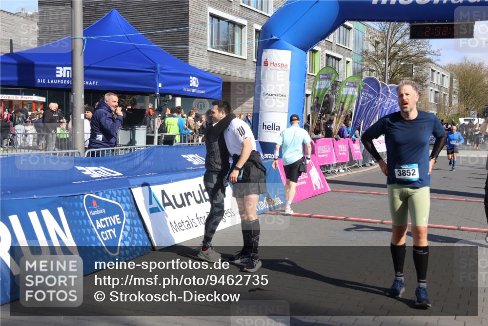 12.04.2026 - 45. Internationalen Wilhelmsburger Insellauf Strokosch-Dieckow http://msf.ph/oto/9462735 12.04.2026 10:52:49 Ziel 2256, 2255, 5501, 5574, 4710 meine-sportfotos.de