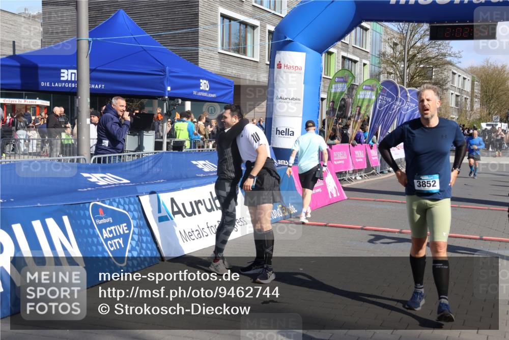 12.04.2026 - 45. Internationalen Wilhelmsburger Insellauf Strokosch-Dieckow http://msf.ph/oto/9462744 12.04.2026 10:52:50 Ziel 5501, 5574, 4710, 4689, 4836 meine-sportfotos.de