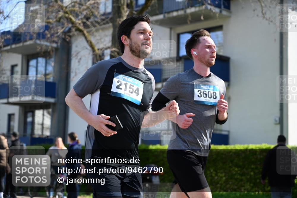 12.04.2026 - 45. Internationalen Wilhelmsburger Insellauf J. Mangold http://msf.ph/oto/9462790 12.04.2026 10:50:26 Ziel 4435, 2720, 3234, 3855, 2154, 3608, 4903, 2496, 2198, 2197, 3039, 3550, 4659, 2935, 5823 meine-sportfotos.de