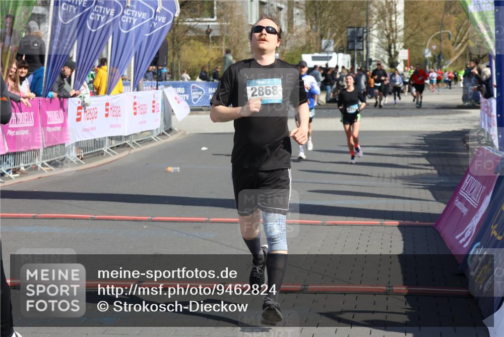 12.04.2026 - 45. Internationalen Wilhelmsburger Insellauf Strokosch-Dieckow http://msf.ph/oto/9462824 12.04.2026 11:11:48 Ziel 2867, 3658, 2868 meine-sportfotos.de