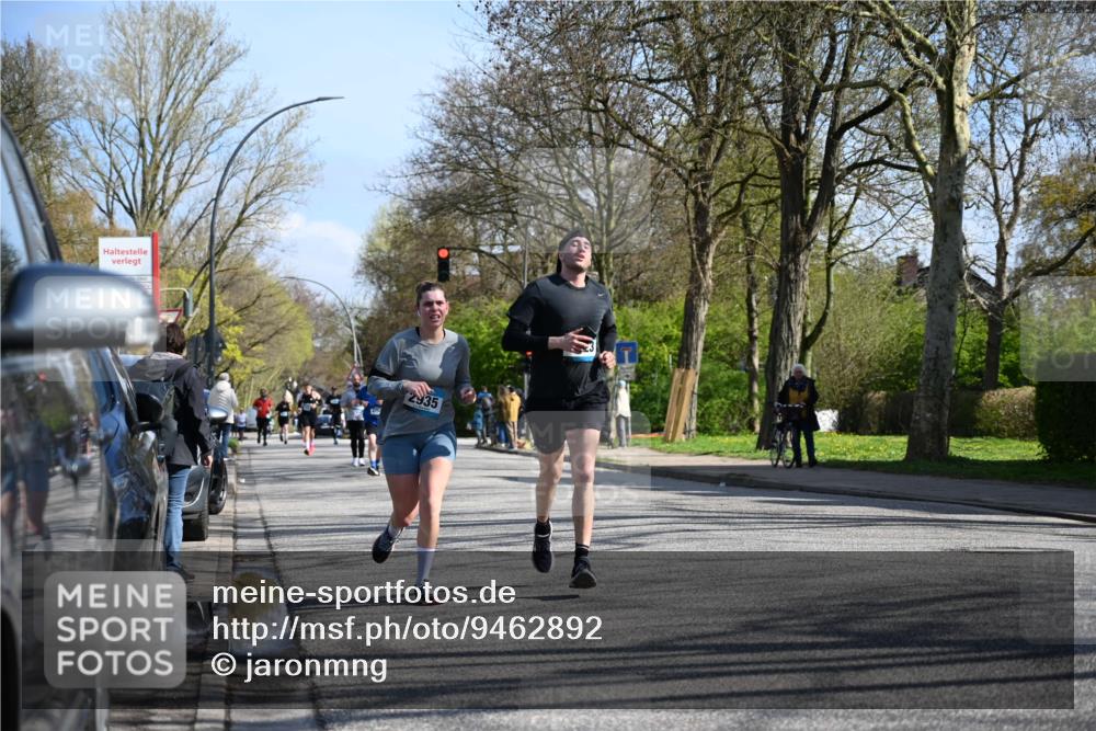12.04.2026 - 45. Internationalen Wilhelmsburger Insellauf J. Mangold http://msf.ph/oto/9462892 12.04.2026 10:50:59 Ziel 3039, 3550, 4659, 2935, 5823, 2762, 5618, 4756, 2506, 4756, 2506, 3996, 5608, 2598, 3049, 4263, 5769, 3572, 4503 meine-sportfotos.de