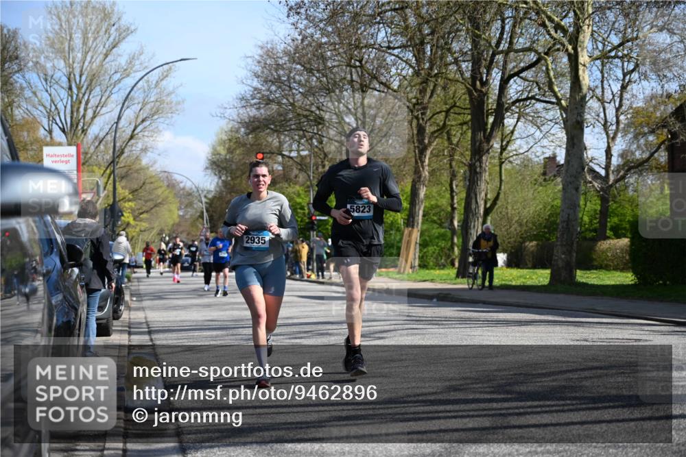12.04.2026 - 45. Internationalen Wilhelmsburger Insellauf J. Mangold http://msf.ph/oto/9462896 12.04.2026 10:50:59 Ziel 3039, 3550, 4659, 2935, 5823, 2762, 5618, 4756, 2506, 4756, 2506, 3996, 5608, 2598, 3049, 4263, 5769, 3572, 4503 meine-sportfotos.de