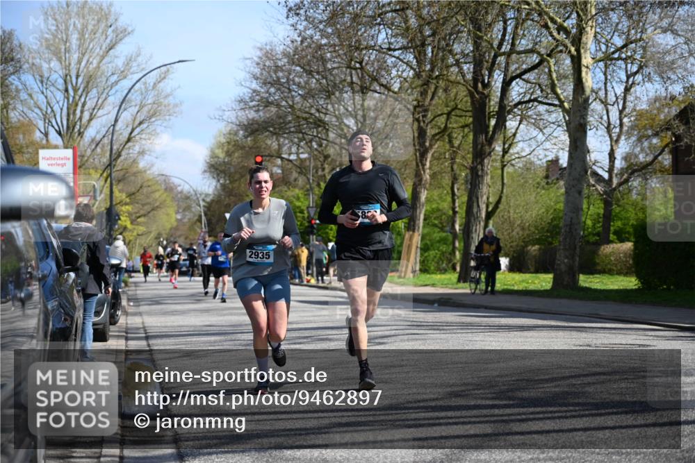 12.04.2026 - 45. Internationalen Wilhelmsburger Insellauf J. Mangold http://msf.ph/oto/9462897 12.04.2026 10:50:59 Ziel 3039, 3550, 4659, 2935, 5823, 2762, 5618, 4756, 2506, 4756, 2506, 3996, 5608, 2598, 3049, 4263, 5769, 3572, 4503 meine-sportfotos.de