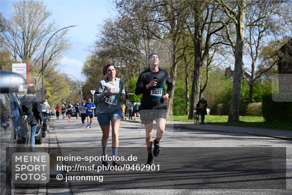 12.04.2026 - 45. Internationalen Wilhelmsburger Insellauf J. Mangold http://msf.ph/oto/9462901 12.04.2026 10:50:59 Ziel 3039, 3550, 4659, 2935, 5823, 2762, 5618, 4756, 2506, 4756, 2506, 3996, 5608, 2598, 3049, 4263, 5769, 3572, 4503 meine-sportfotos.de