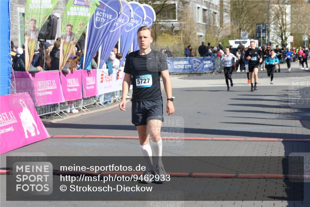 12.04.2026 - 45. Internationalen Wilhelmsburger Insellauf Strokosch-Dieckow http://msf.ph/oto/9462933 12.04.2026 10:53:10 Ziel 3237, 5727 meine-sportfotos.de