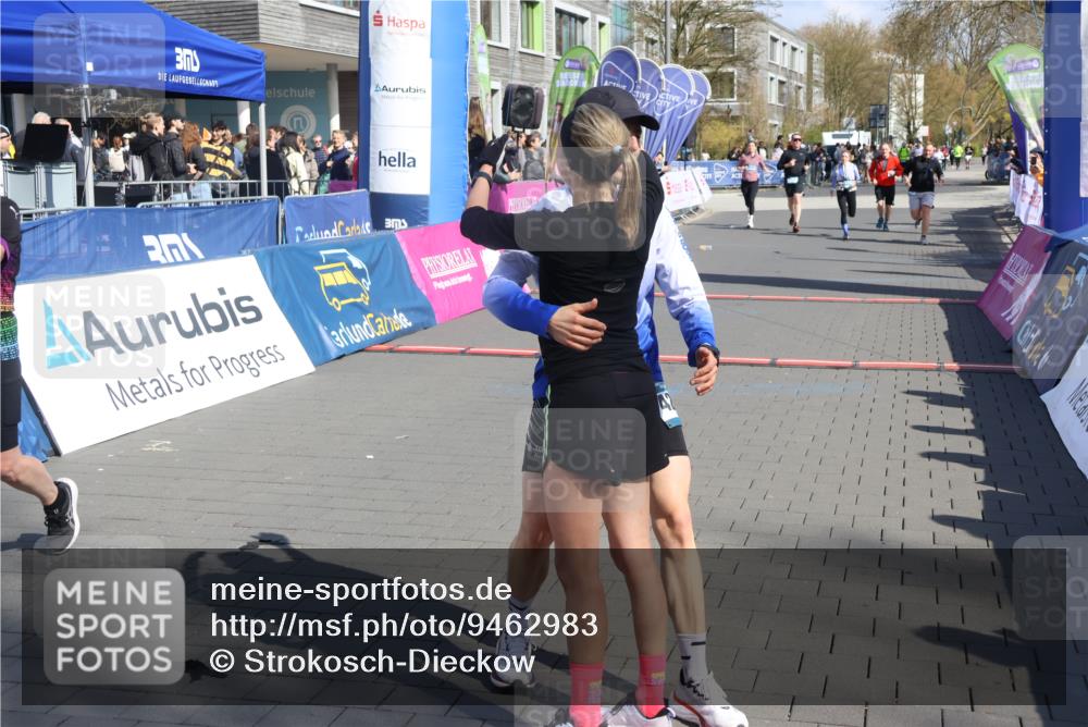 12.04.2026 - 45. Internationalen Wilhelmsburger Insellauf Strokosch-Dieckow http://msf.ph/oto/9462983 12.04.2026 11:12:00 Ziel 4744, 4430, 2644 meine-sportfotos.de