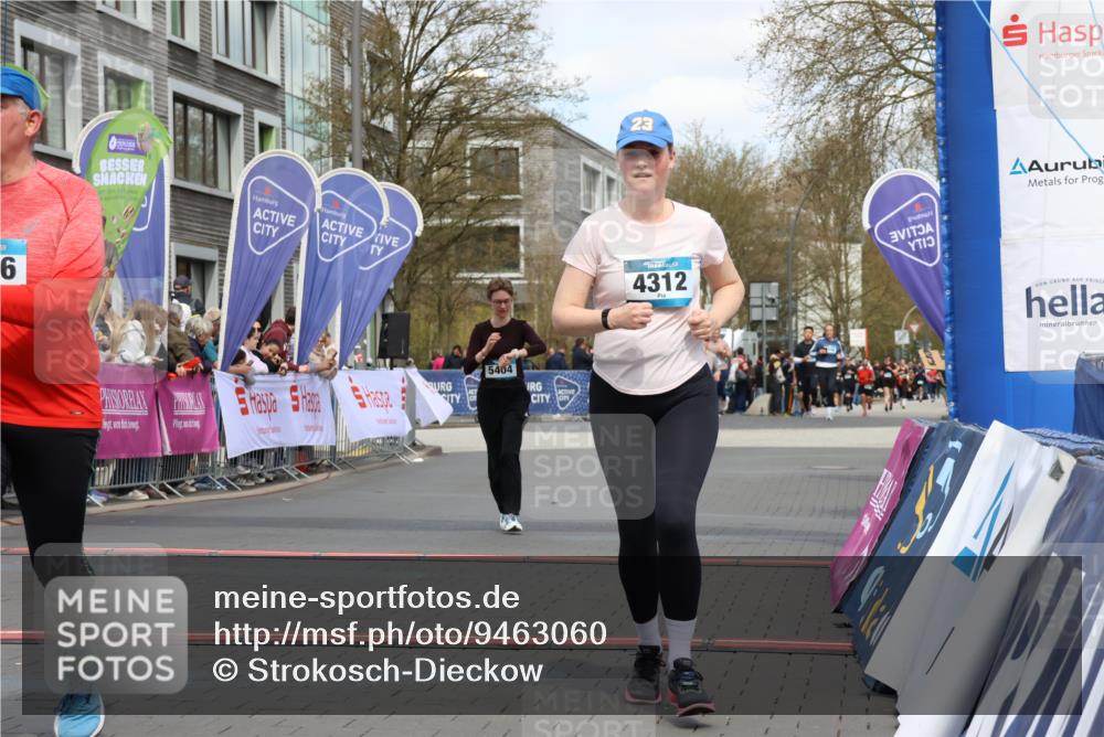 12.04.2026 - 45. Internationalen Wilhelmsburger Insellauf Strokosch-Dieckow http://msf.ph/oto/9463060 12.04.2026 13:17:02 Ziel 3656, 4312, 5404 meine-sportfotos.de