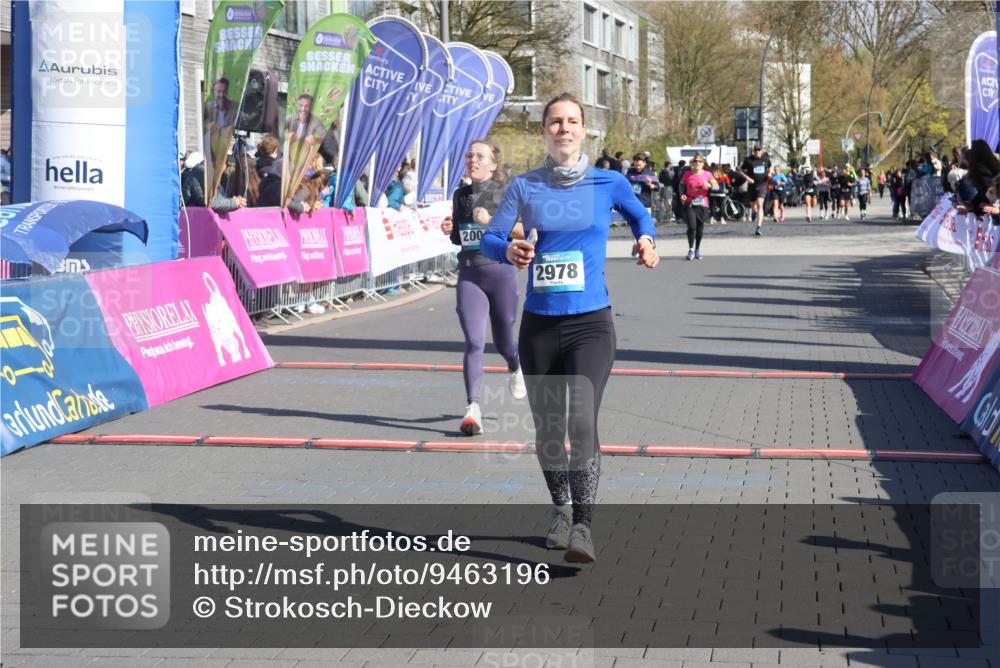 12.04.2026 - 45. Internationalen Wilhelmsburger Insellauf Strokosch-Dieckow http://msf.ph/oto/9463196 12.04.2026 10:53:28 Ziel 4457, 2978, 2004 meine-sportfotos.de