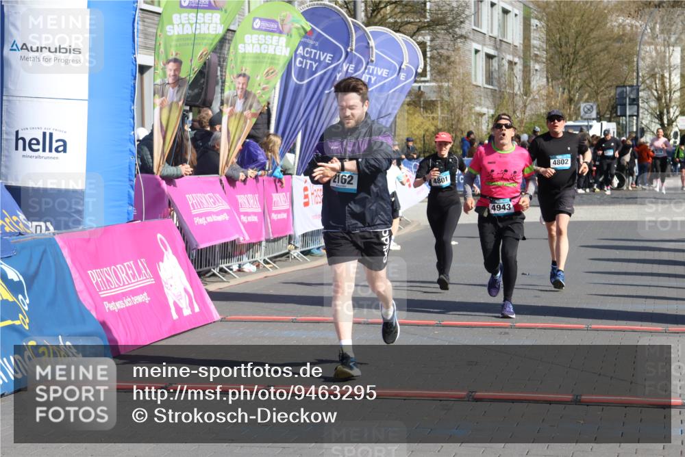 12.04.2026 - 45. Internationalen Wilhelmsburger Insellauf Strokosch-Dieckow http://msf.ph/oto/9463295 12.04.2026 10:53:35 Ziel 2162, 4943, 4801, 4802 meine-sportfotos.de