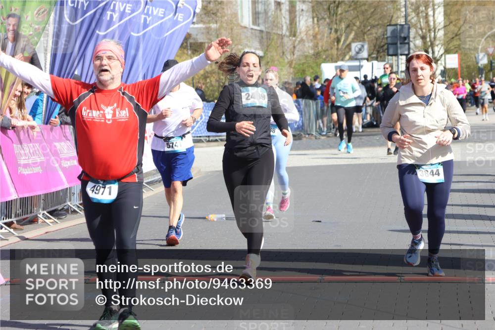 12.04.2026 - 45. Internationalen Wilhelmsburger Insellauf Strokosch-Dieckow http://msf.ph/oto/9463369 12.04.2026 11:12:36 Ziel 4971, 2489, 3844, 5741, 2668 meine-sportfotos.de