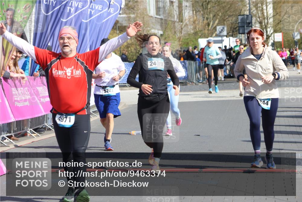 12.04.2026 - 45. Internationalen Wilhelmsburger Insellauf Strokosch-Dieckow http://msf.ph/oto/9463374 12.04.2026 11:12:36 Ziel 4971, 2489, 3844, 5741, 2668 meine-sportfotos.de