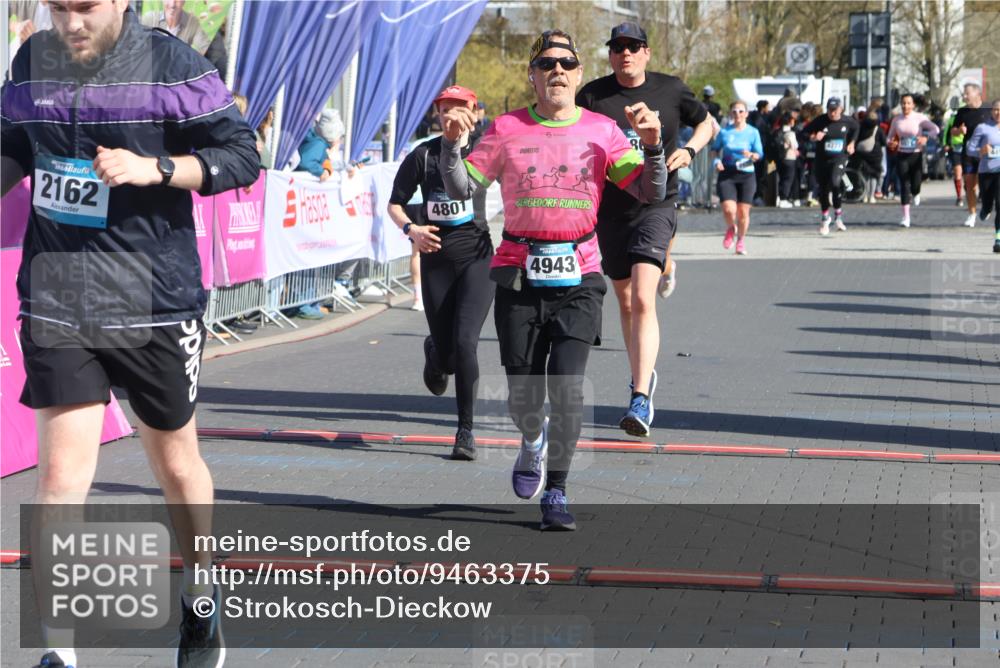 12.04.2026 - 45. Internationalen Wilhelmsburger Insellauf Strokosch-Dieckow http://msf.ph/oto/9463375 12.04.2026 10:53:37 Ziel 2162, 4943, 4801, 4802, 5544 meine-sportfotos.de