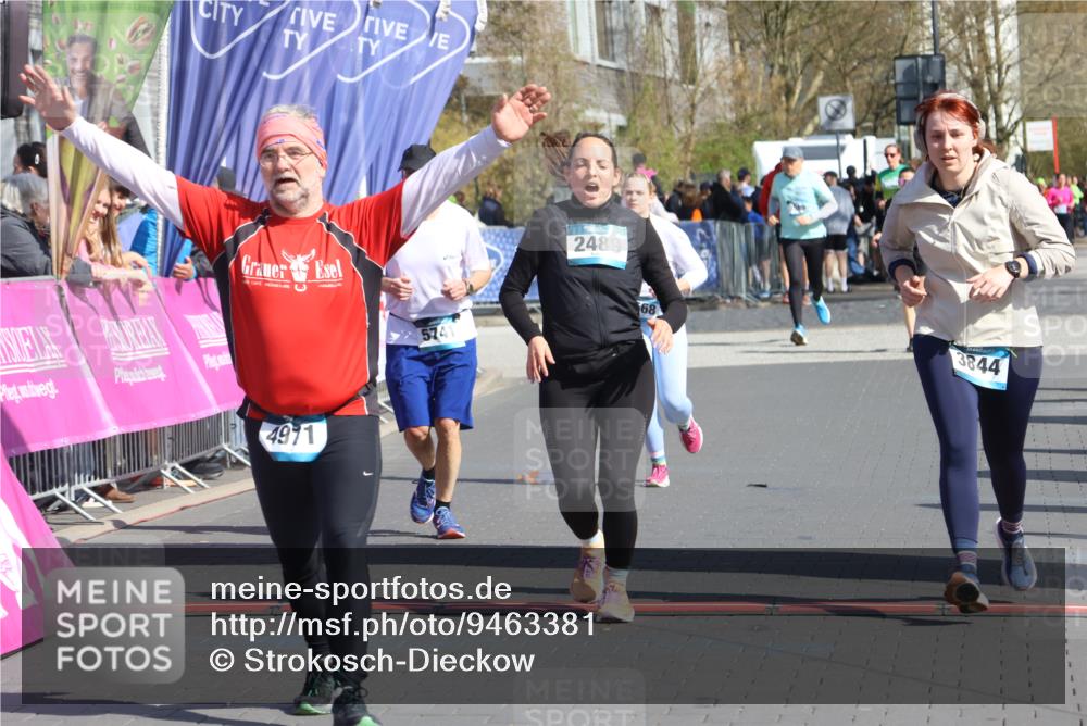 12.04.2026 - 45. Internationalen Wilhelmsburger Insellauf Strokosch-Dieckow http://msf.ph/oto/9463381 12.04.2026 11:12:36 Ziel 4971, 2489, 3844, 5741, 2668 meine-sportfotos.de