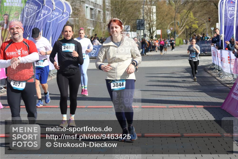 12.04.2026 - 45. Internationalen Wilhelmsburger Insellauf Strokosch-Dieckow http://msf.ph/oto/9463425 12.04.2026 11:12:38 Ziel 4971, 2489, 3844, 5741, 2668 meine-sportfotos.de