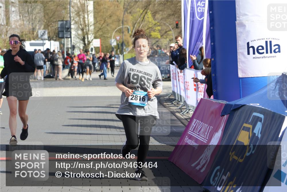 12.04.2026 - 45. Internationalen Wilhelmsburger Insellauf Strokosch-Dieckow http://msf.ph/oto/9463464 12.04.2026 11:12:42 Ziel 5741, 2668, 2816, 2918, 3589 meine-sportfotos.de