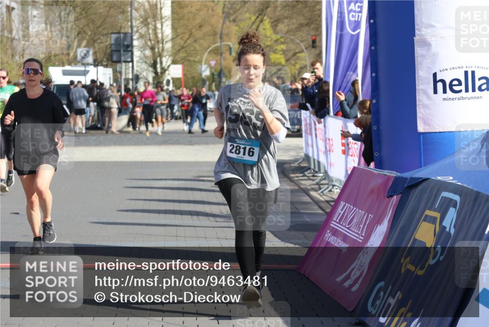 12.04.2026 - 45. Internationalen Wilhelmsburger Insellauf Strokosch-Dieckow http://msf.ph/oto/9463481 12.04.2026 11:12:42 Ziel 5741, 2668, 2816, 2918, 3589 meine-sportfotos.de