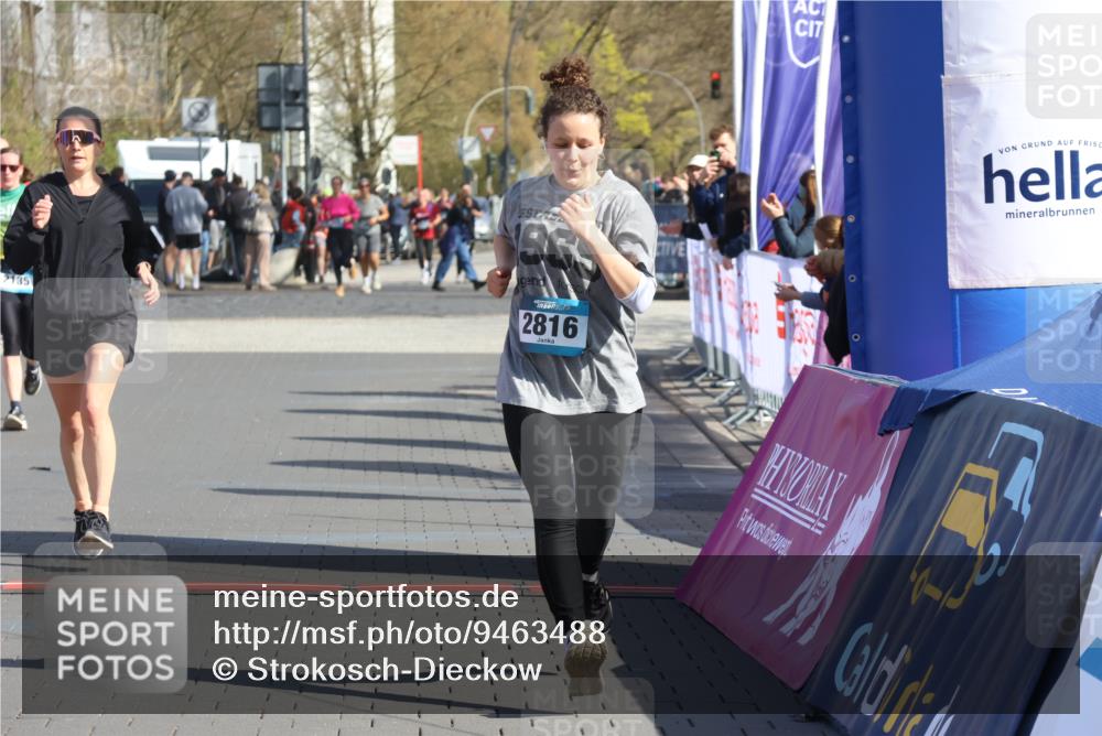 12.04.2026 - 45. Internationalen Wilhelmsburger Insellauf Strokosch-Dieckow http://msf.ph/oto/9463488 12.04.2026 11:12:43 Ziel 5741, 2668, 2816, 2918, 3589 meine-sportfotos.de