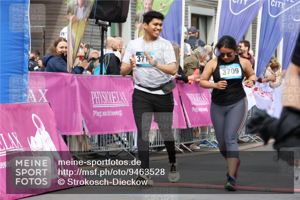 12.04.2026 - 45. Internationalen Wilhelmsburger Insellauf Strokosch-Dieckow http://msf.ph/oto/9463528 12.04.2026 13:16:35 Ziel 5517, 3710, 3709 meine-sportfotos.de
