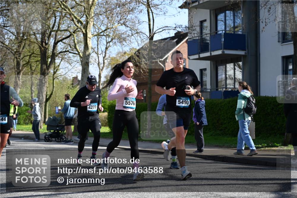 12.04.2026 - 45. Internationalen Wilhelmsburger Insellauf J. Mangold http://msf.ph/oto/9463588 12.04.2026 10:53:18 Ziel 2162, 4943, 4801, 4802, 5544, 4499, 4277, 2600, 5490, 5576, 5614, 4750, 2593, 2834, 2834, 2554, 5617, 5650, 4338, 5406, 2368, 5347 meine-sportfotos.de