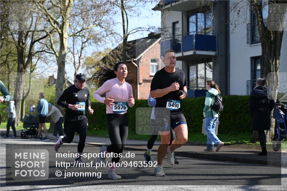 12.04.2026 - 45. Internationalen Wilhelmsburger Insellauf J. Mangold http://msf.ph/oto/9463592 12.04.2026 10:53:18 Ziel 2162, 4943, 4801, 4802, 5544, 4499, 4277, 2600, 5490, 5576, 5614, 4750, 2593, 2834, 2834, 2554, 5617, 5650, 4338, 5406, 2368, 5347 meine-sportfotos.de
