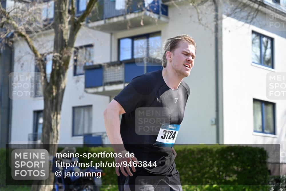 12.04.2026 - 45. Internationalen Wilhelmsburger Insellauf J. Mangold http://msf.ph/oto/9463844 12.04.2026 10:54:10 Ziel 2606, 3918, 5740, 2958, 2957, 2895, 3724, 2399, 3580, 3596, 4131, 2569, 4389, 4390, 2701, 4687, 3818, 4711 meine-sportfotos.de