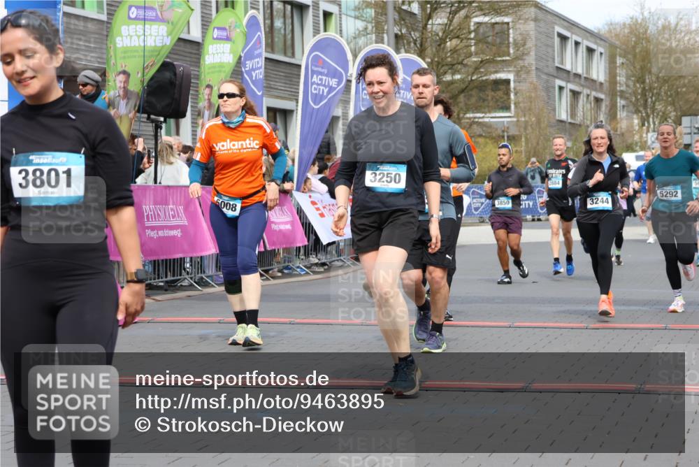 12.04.2026 - 45. Internationalen Wilhelmsburger Insellauf Strokosch-Dieckow http://msf.ph/oto/9463895 12.04.2026 13:16:15 Ziel 3250, 5008, 2853, 3280, 3244, 5292, 4861, 2032, 4731, 2884, 3850, 4053 meine-sportfotos.de