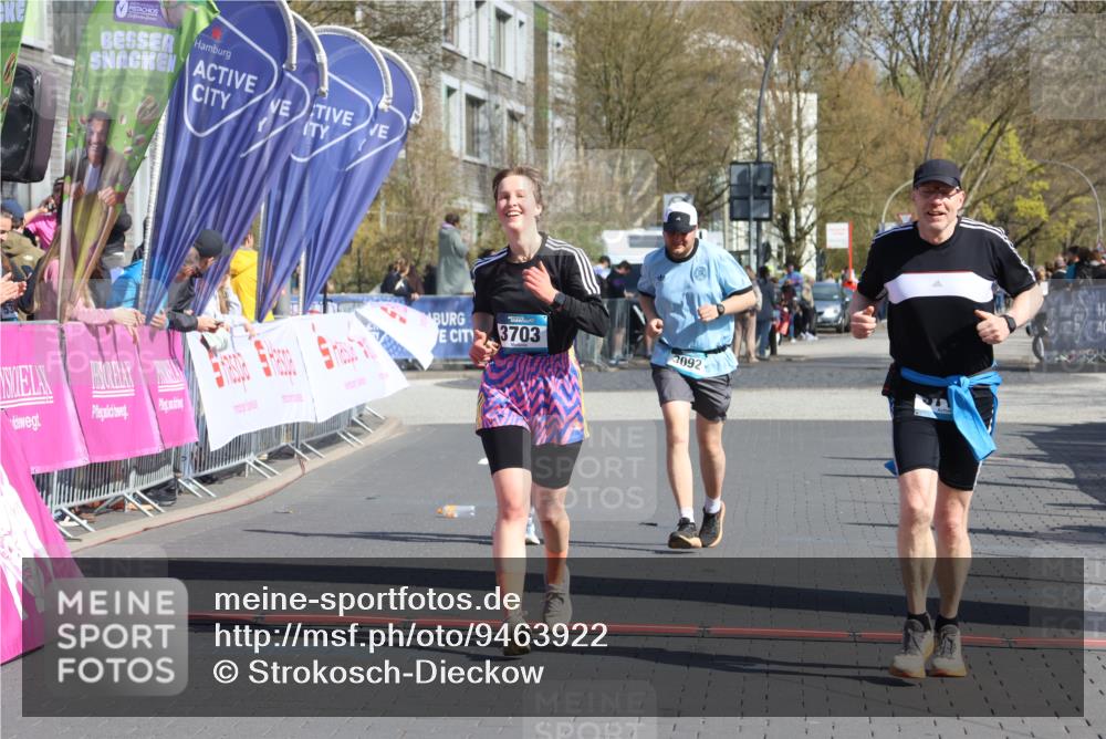 12.04.2026 - 45. Internationalen Wilhelmsburger Insellauf Strokosch-Dieckow http://msf.ph/oto/9463922 12.04.2026 11:13:35 Ziel 3714, 3703, 3092, 3155 meine-sportfotos.de