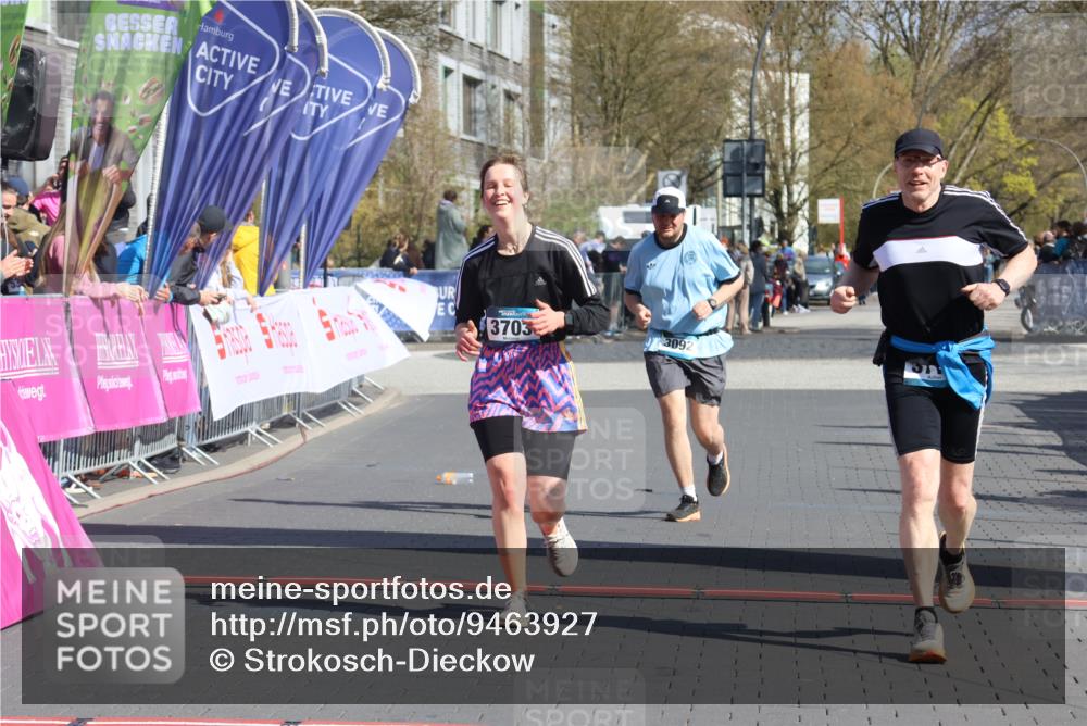 12.04.2026 - 45. Internationalen Wilhelmsburger Insellauf Strokosch-Dieckow http://msf.ph/oto/9463927 12.04.2026 11:13:35 Ziel 3714, 3703, 3092, 3155 meine-sportfotos.de