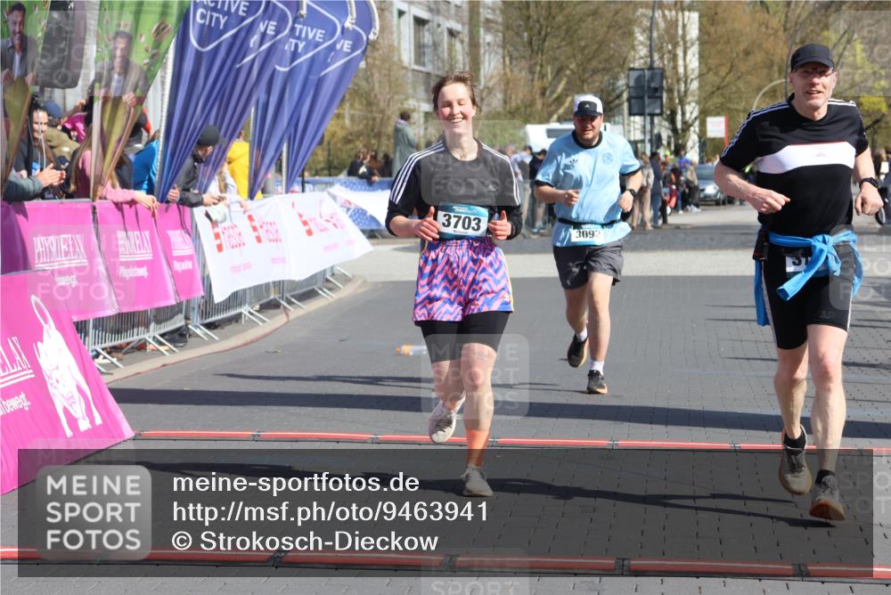 12.04.2026 - 45. Internationalen Wilhelmsburger Insellauf Strokosch-Dieckow http://msf.ph/oto/9463941 12.04.2026 11:13:36 Ziel 3714, 3703, 3092, 3155 meine-sportfotos.de