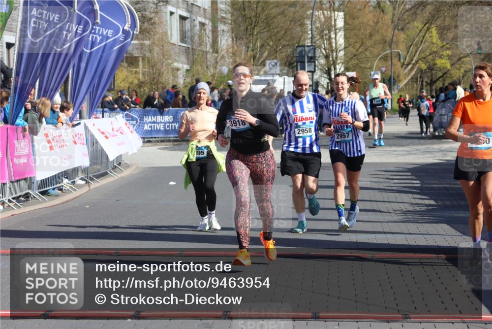 12.04.2026 - 45. Internationalen Wilhelmsburger Insellauf Strokosch-Dieckow http://msf.ph/oto/9463954 12.04.2026 10:54:29 Ziel 2606, 3918, 5740, 2958, 2957, 2895 meine-sportfotos.de